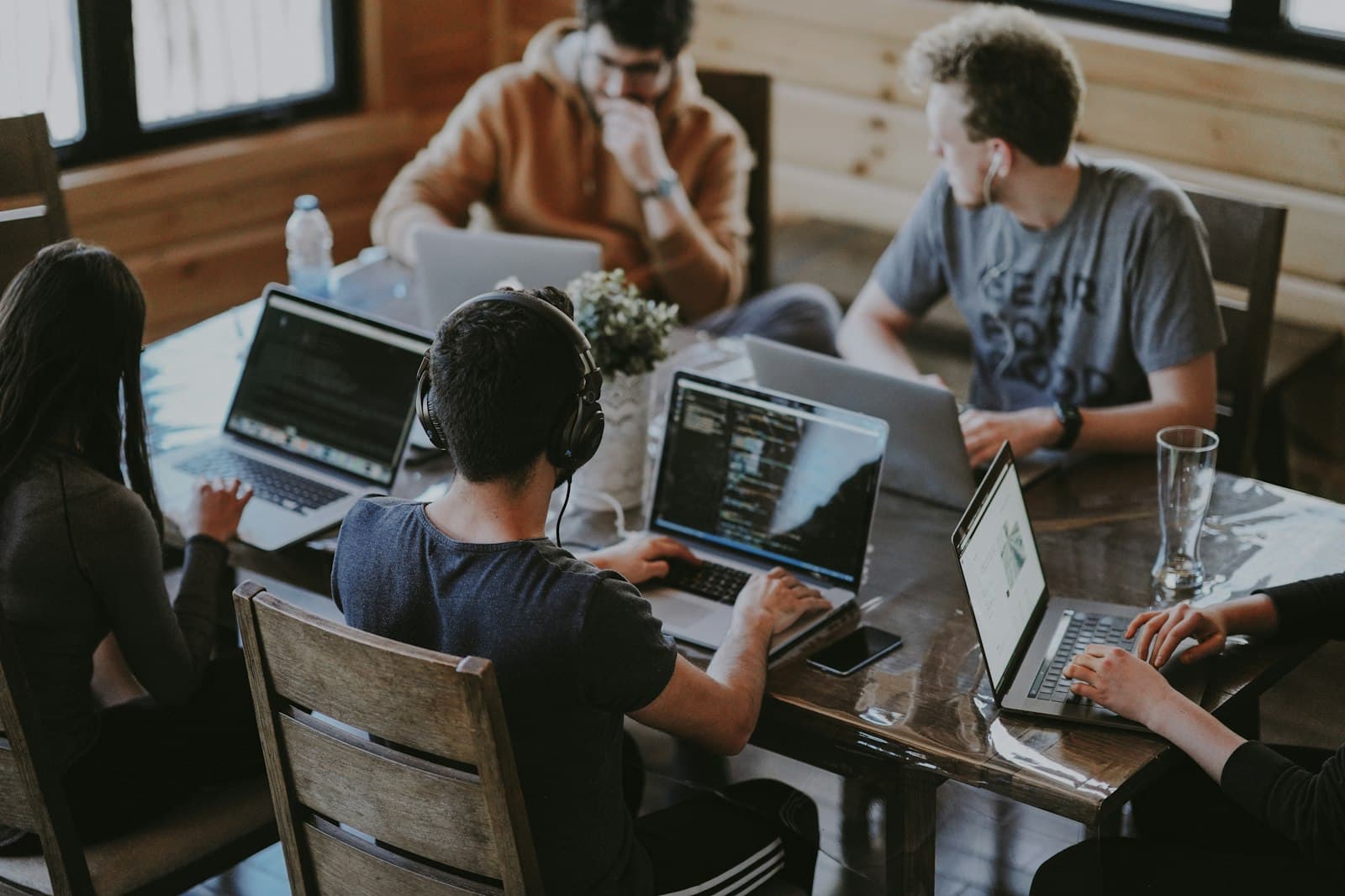 Team-Zusammenarbeit bei MNF DIGITECH